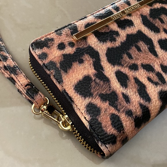 ⭐ Steve Madden Cheetah Wallet - Picture 2 of 6